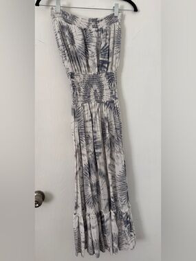 🌻5/$16🌻Strapless White and Blue/Grey Tie-Dye Maxi Dress